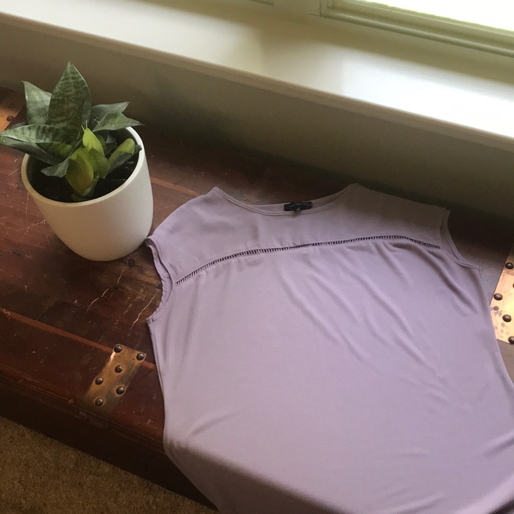 Sleeveless top detail top